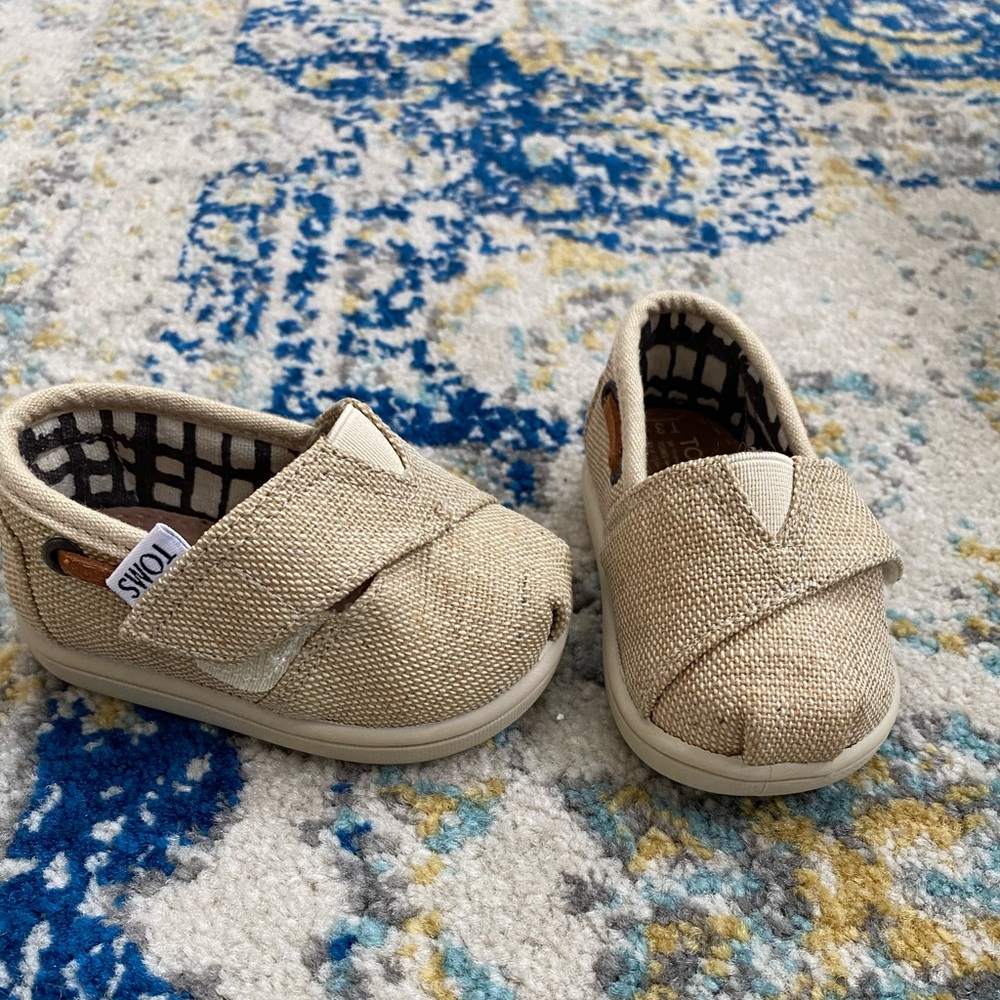 NWOT Toms T3 shoes